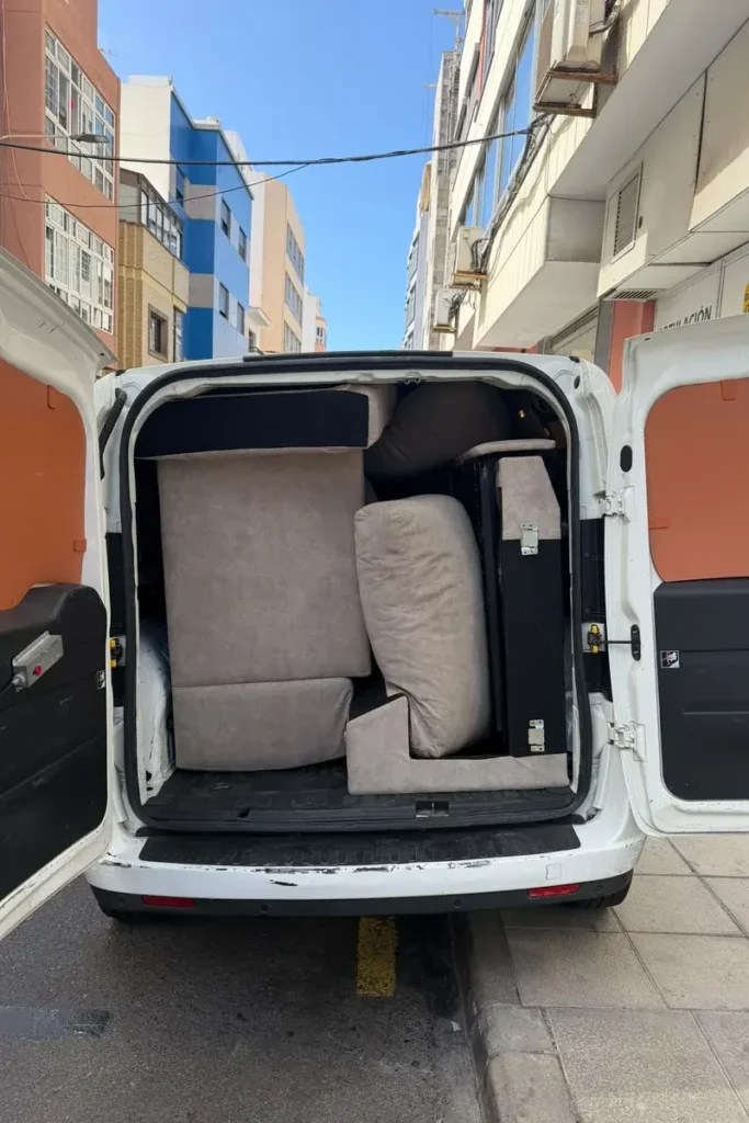 Sofá desmontado y cargado en la furgoneta durante un porte