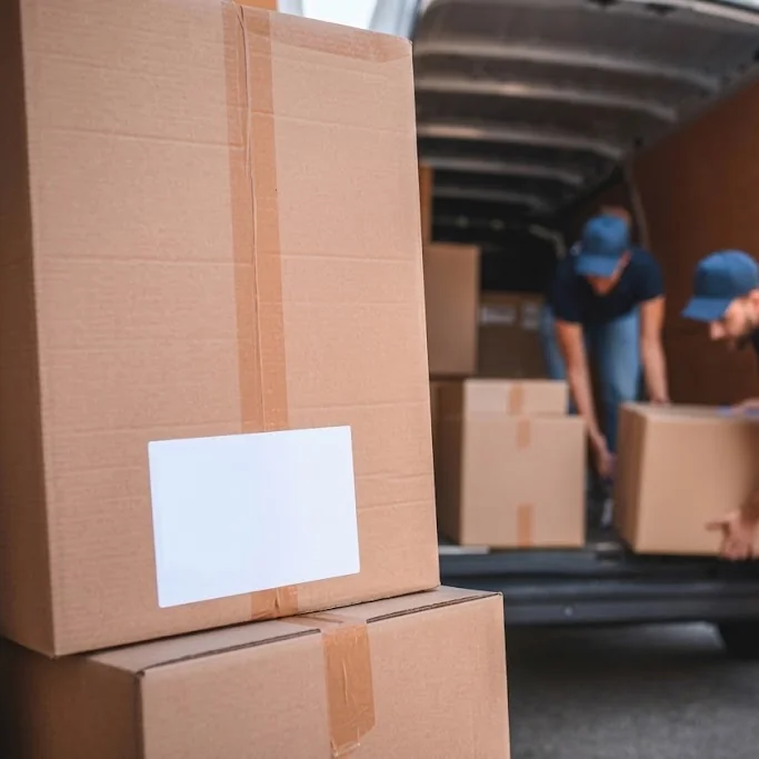 Caja etiquetada en primer plano durante una mudanza de Mudanzas Bumerán